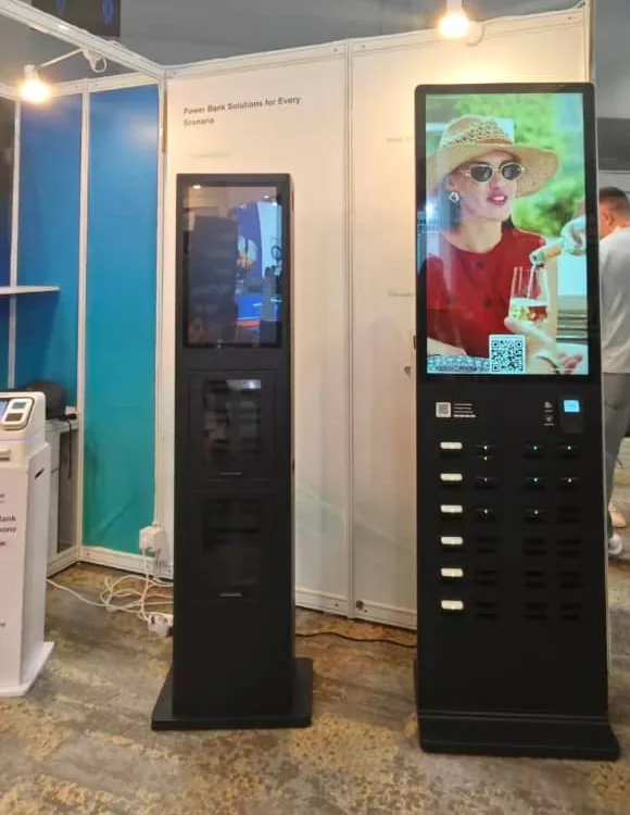 Twee oplaadzuilen met touchscreen op een congreslocatie