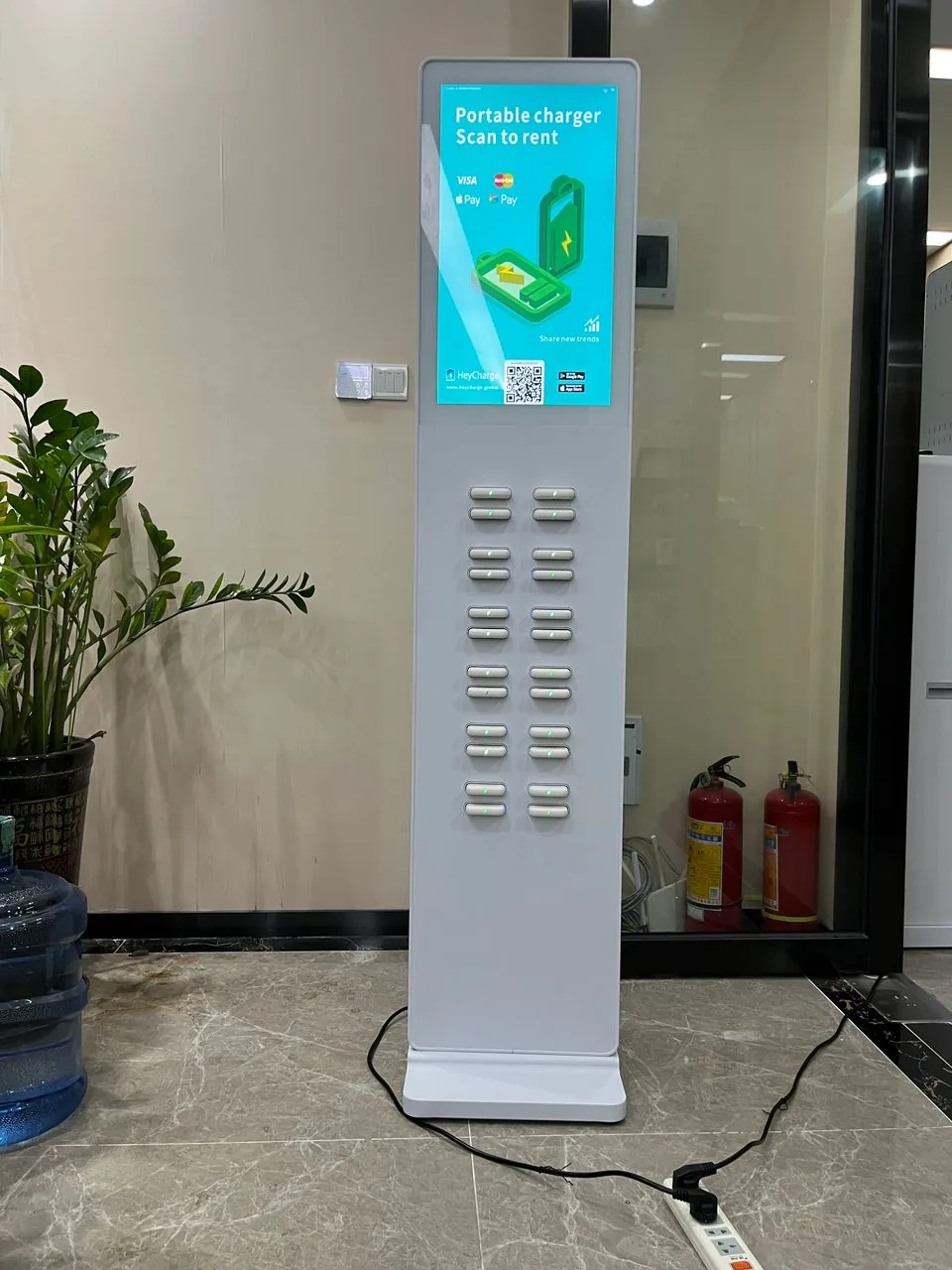 Wit powerbank verhuurstation met touchscreen op locatie