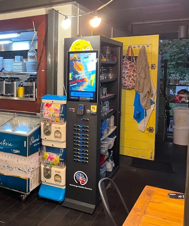 Oplaadstation in een horecalocatie naast de bar