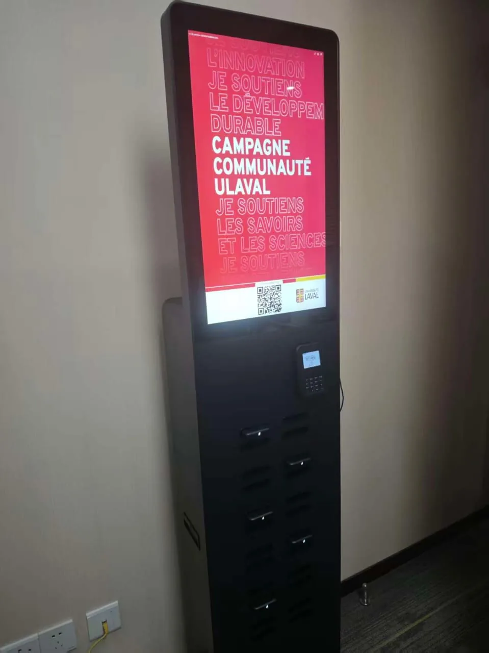 Detail van een oplaadstation met scherm en betaalterminal